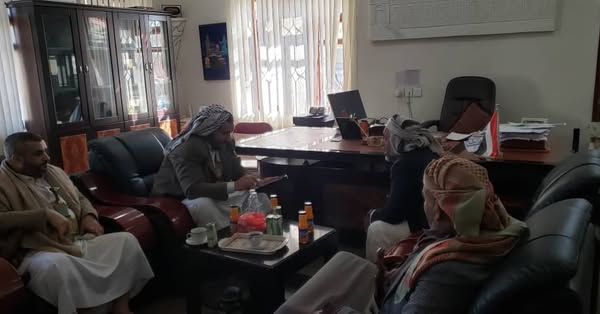 رئيس الهيئة يلتقي محافظ صنعاء لتعزيز التعاون في الحفاظ على التراث الثقافي في المحافظة.  - صورة إضافية 1